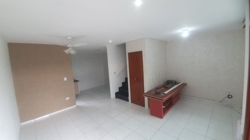 Casa Com Três Quartos Em Condominio