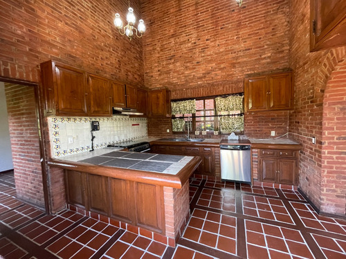 Casa En Venta En Acopilco En Privada Con Club Hípico.