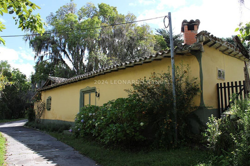 Se Vende Bella Finca De 10 Hectáreas Con Casa Colonial En Cacute Sector Santa Elena, Mérida.