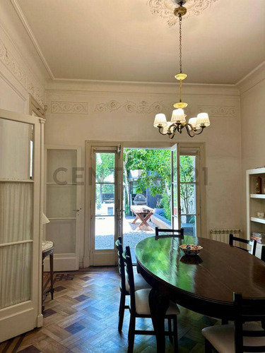 Casa De Estilo En Venta En La Plata
