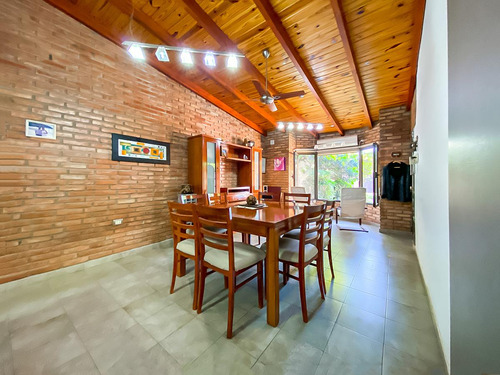 Casa De Tres Dormitorios En Venta En Capitan Bermudez Con Cochera Y Patio