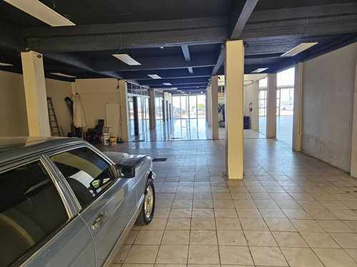 Rambla Y Solano Lopez, 700 M2 De Salón Comercial , Parte Con Doble Altura Y Frente De 20 Mts Y Explanada De 250 M2 !!