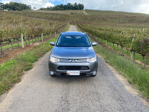 Imagem 10 de 15 de Mitsubishi Outlander 3.0 V6 Gt 4x4 7 Lugares - 2015