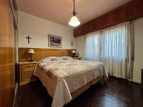(reservada!!!) Lega Propiedades Vende En Exclusividad Hermosa Casa De 3 Dormitorios, Con Dependencia De Servicio, Sótano, Cochera Y Fondo.