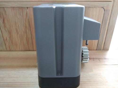 Imagen 4 de 9 de Motor Para Portón Eléctrico Marca Krom De 300kg De Arrastre