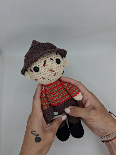 Muñeco Amigurumi Freddy Krueger Peluche Hecho A Mano Terror Rojo