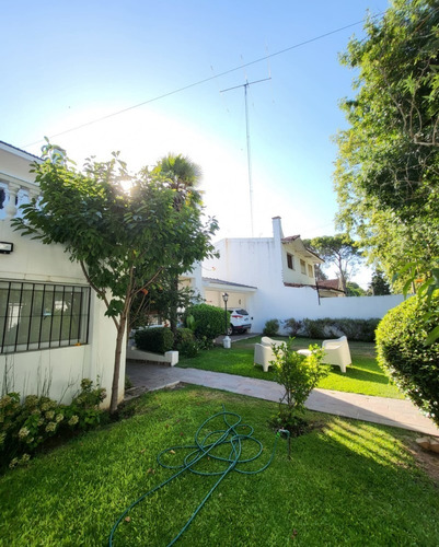 Imagen 13 de 20 de Jardin Espinosa, Casa De 4 Dormitorios En Venta, Pileta, Quincho, 4 Baños
