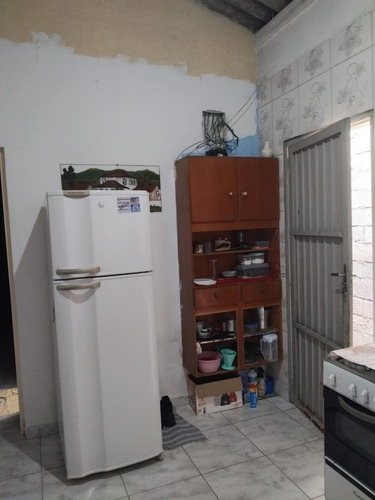 Casa Com 6 Quartos, Galpão E Banheiro.