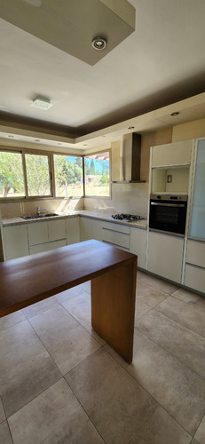 Venta Casa Amplia Y Funcional / Barrio Cerrado / 3 Dorm