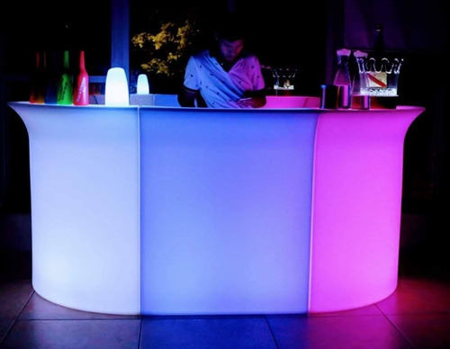 Imagen 2 de 9 de Alquiler Para Fiestas- Living Led- Hierro Y Madera- Puff Led