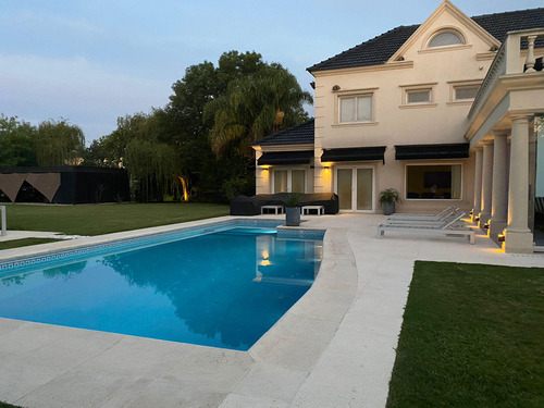 Hermosa Propiedad En Venta En Barrio Privado Santa Ana