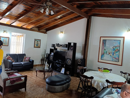 Casa En Venta En Valles De Camoruco Calle Cerrada Mcc