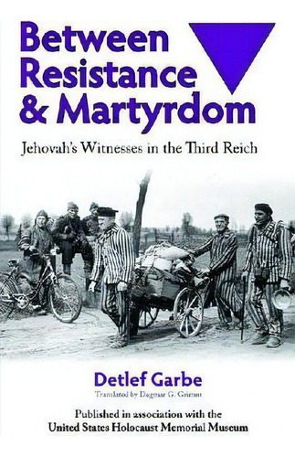 Between Resistance And Martyrdom, De Detlef Garbe. Editorial University Wisconsin Press, Tapa Blanda En Inglés