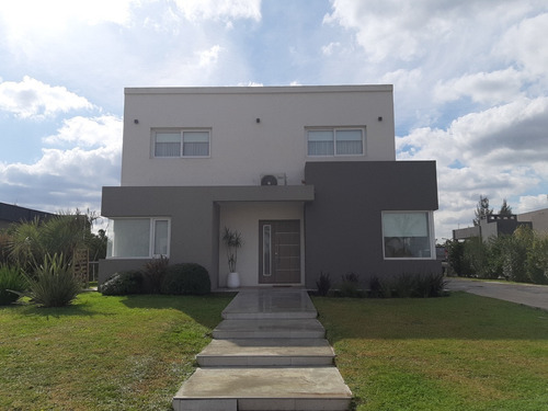 Venta Casa Cruz Del Sur Con Quincho Cubierto, Piscina Y Dos Cocheras