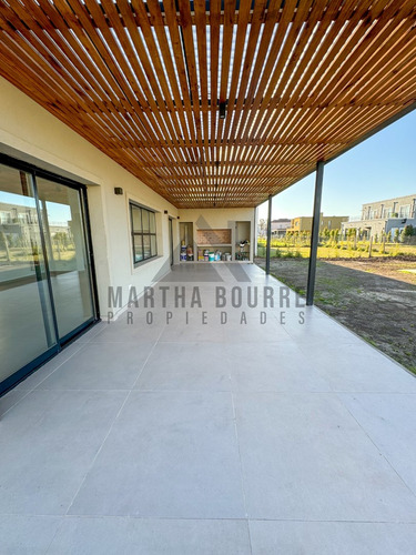 Casa En Venta En Santo Tomas, Pilar, G.b.a. Zona Norte