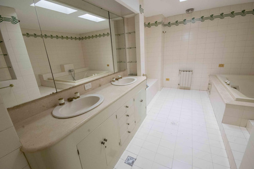 Casa De 5 Ambientes Escritorio, Playroom Y Dependencia De Servicio En Venta, En La Lucila.