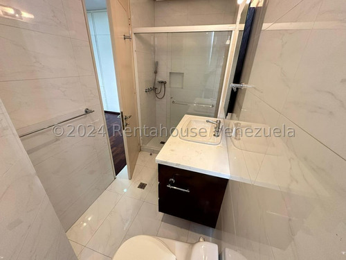 Espectacular Apartamento Completamente Remodelado Con Grandes Ventanales, Calle Cerrada 25-571