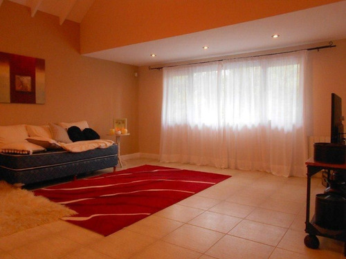 Chalet Moderno, En Dos Plantas, De 4 Dormitorios, Doble Gara