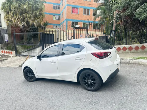 Mazda 2 Skyactive Blanco Perlado
