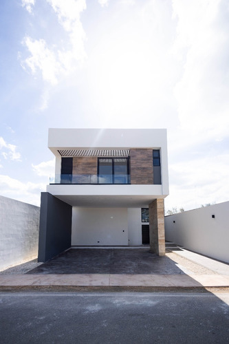 Casa De 3 Recámaras, Cochera Y Piscina En Zona Norte