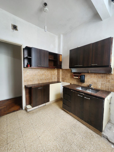 Oportunidad En Almagro. Departamento De 3 Ambientes Con Terraza De Uso Común.