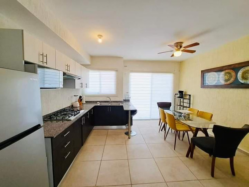 Casa En Renta, 3 Recámaras, 3 Niveles, Jardines Sur 5, Polígono Sur, Cancún.