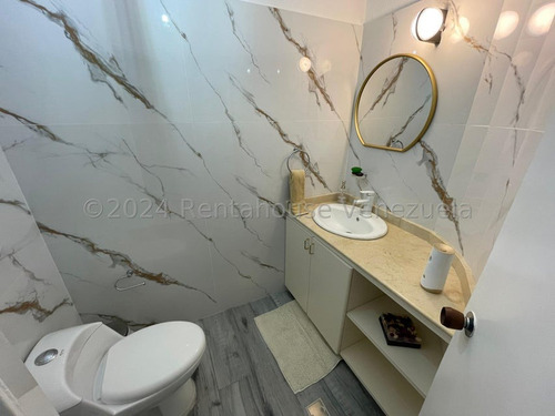 Las Esmeraldas !! En Venta Totalmente Amoblado, Equipado Y Actualizado Hace 3 Meses, 201 M2, 3 Hab., 4 Baños, 2 Pe. Impecable Conjunto Residencial, Piscina, Parrillera, Cancha Tenis, Gimnasio.