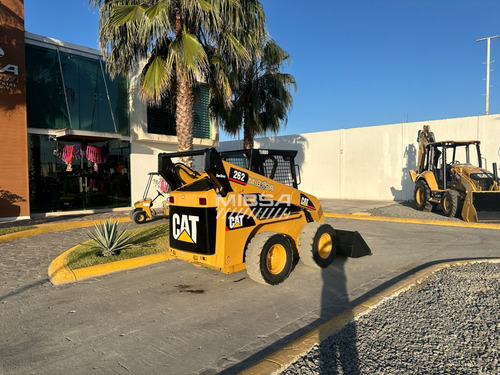 Minicargador Caterpillar/bobcat