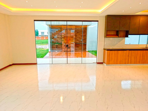 Casa De Lujo En El Urubo - Condominio Santa Cruz De La Colina
