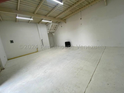 Maikelly Zabala Alquila, Buen Comercial Con Ubicación En La Zona Este Barquisimeto, Cuenta Con Oficina Amoblada Y 600 Mt2, Mz