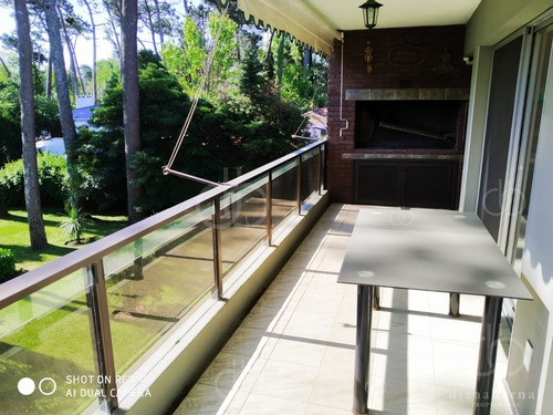Imagen 3 de 17 de Apartamento De 3 Dormitorios Y Parrillero Propio En Playa Mansa, Punta Del Este- Ref: 54587