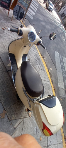 Imagen 7 de 9 de Scooter Beta Tempo 150 Baul Y Soporte Parabrisas