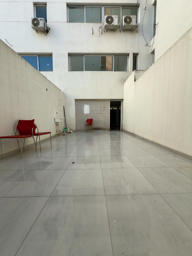 Local En Alquiler, Frente, Vidriado, Patio, Baño, 2 Plantas