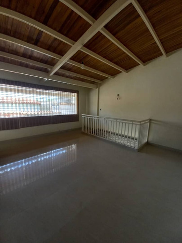 En Venta Casa 214m2 3h/4b/5p. Guatire.