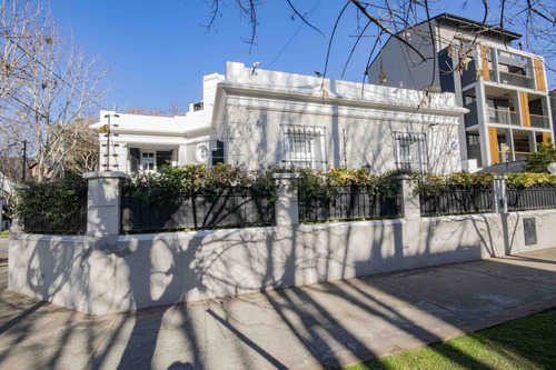 Casa De 7 Ambientes De Estilo Arquitectónico Antiguo En Venta En Florida.