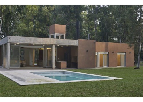 Casa De 3 Dormitorios Con Cochera, Galería Y Piscina