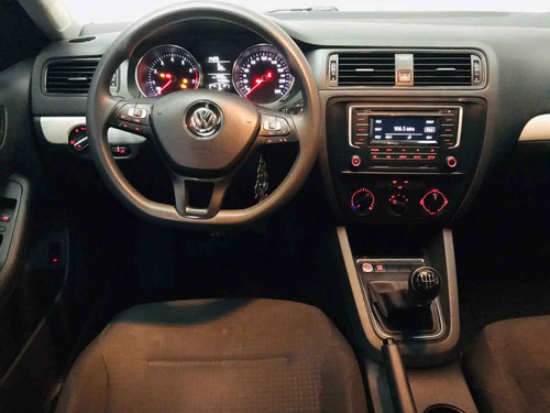 Imagen 9 de 15 de Volkswagen Jetta 2017 4p Trendline L5/2.5 Man
