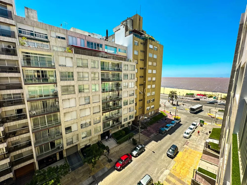 Gran Apartamento 3 Dormitorios Y Garage En Pocitos Con Vista A La Rambla