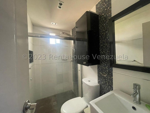 Townhouse En Venta Con Muy Buenos Acabados, Pisos De Marmol, Cocina Empotrada Ym Tope De Cuarzo, Pared Decorada En Coralina. San Diego
