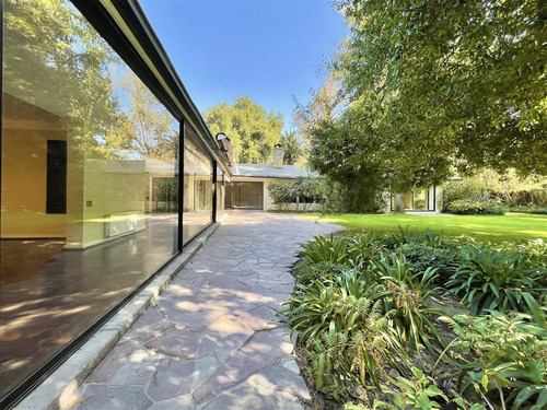 Gran Parque Nueva Costanera, Residencia Embajador Vitacura