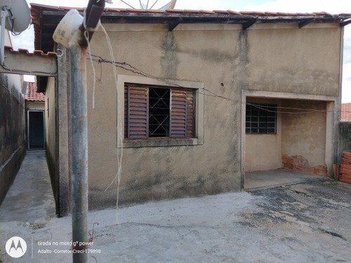 Imagem 3 de 11 de Casa De Frente Com 2 Dormitórios E De Fundos 1 Dormitório