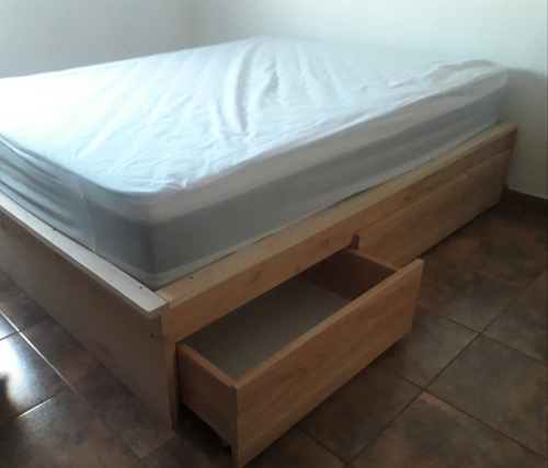 Cama De Madera Maciza Lustrada Con Cajones Auxiliares 