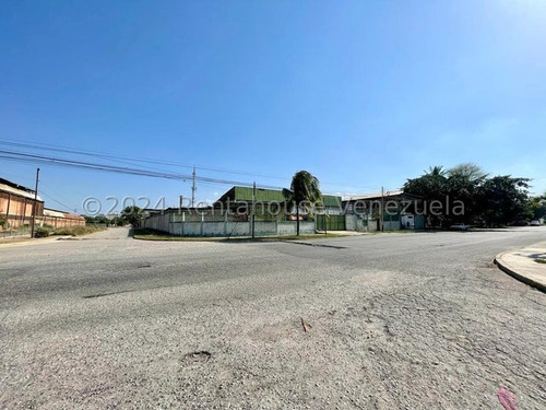 Gisselle Lobo Vende Espectacular Galpon Estrategicamente Ubicado En La Zona Industrial 1, Amplio, Construcción Solida, Ubicado En Esquina Con Todos Los Servicios Básicos Indispensables 2 5 4 0 7