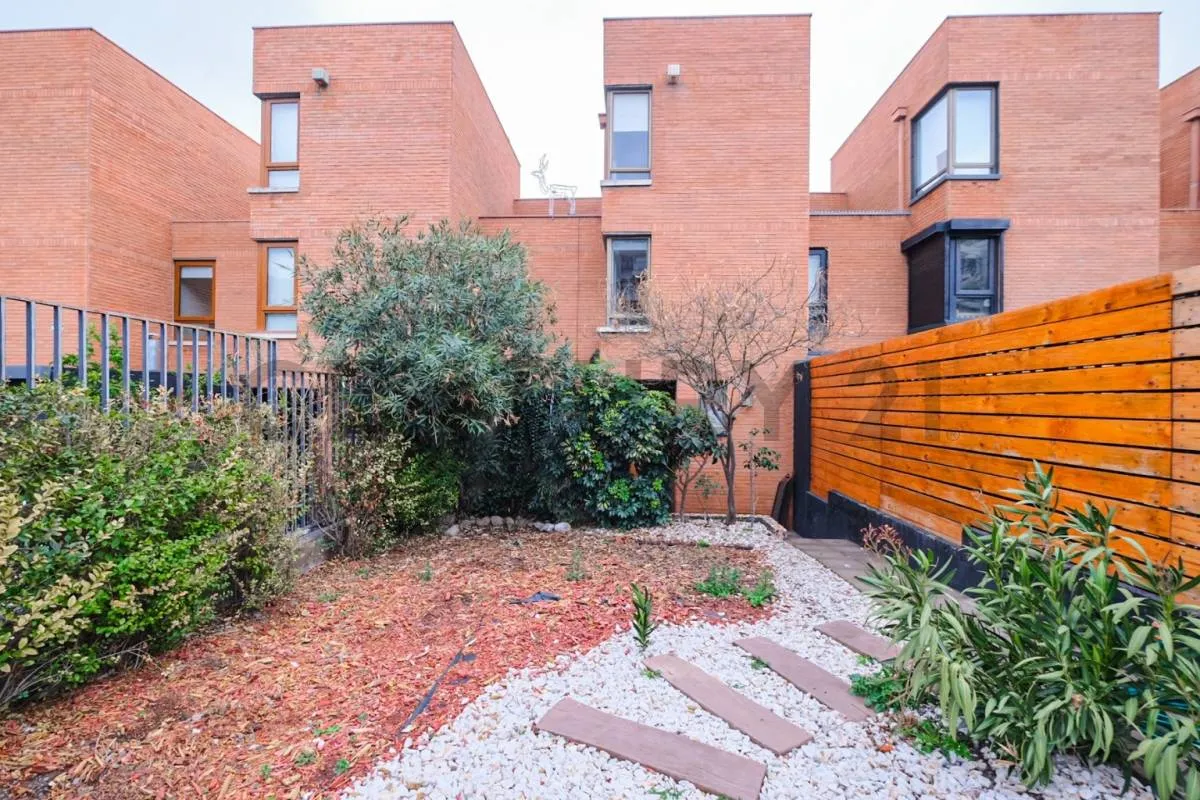 Imagen 1 de 29 de Casa En Venta En Pasaje Cerrado En Lo Barnechea.