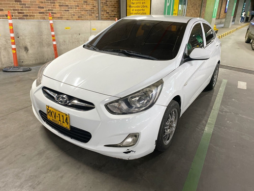 Imagen 4 de 25 de Hyundai Accent Gl