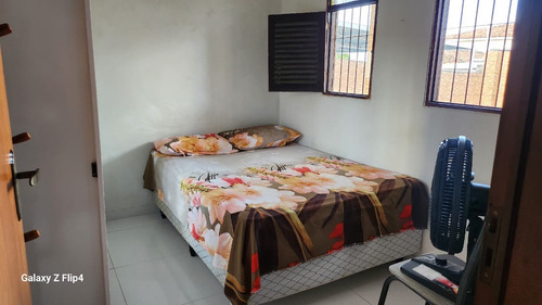 Casa Gradeada Com 5 Quartos (1 Suíte), Bem Localizada E Bem Ventilada. Reformada.