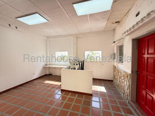 Ft Casa Comercial A Pie De Calle En Alquiler Ubicada En La Avenida Principal De Los Chorros - Mls#25-16414
