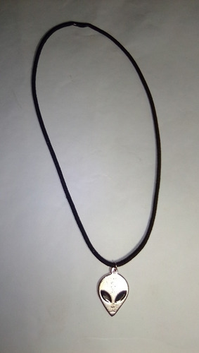 Colar Alien Grey Ufo Extraterrestre Prateado Cordão Elástico