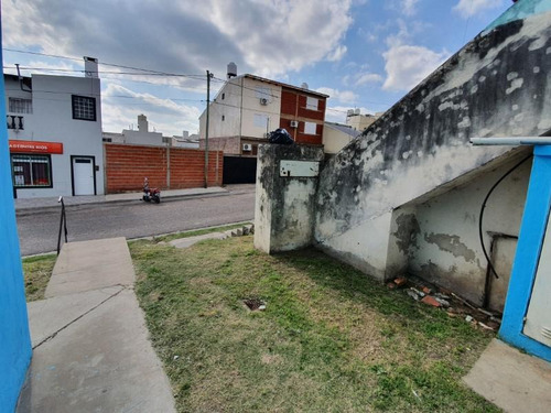 Imagen 3 de 16 de Casa De 3 Dormitorios Con Jardin, Al Frente. Piaggio Entre Sto Gomez Y Bv Moreno
