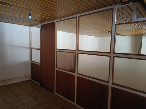 Venta Local Céntrico, Bariloche, En Esquina, Extensa Vidriera. Oportunidad
